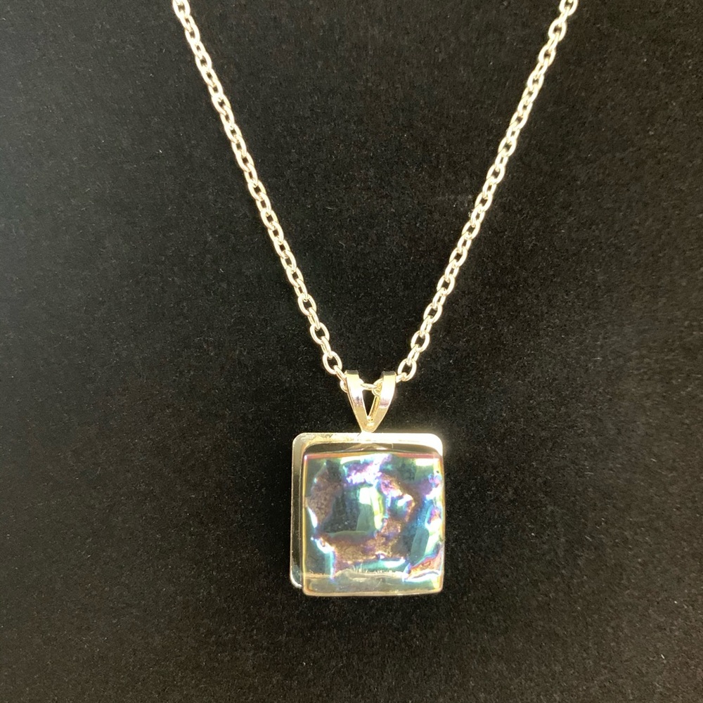 Iridescent necklace - Picture 2 of 3